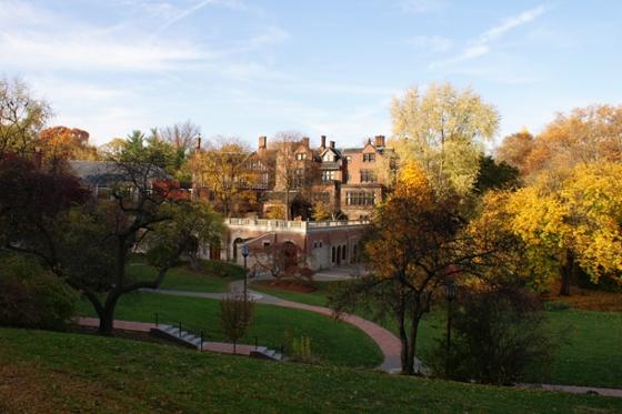 连绵起伏的草山, 红砖历史建筑, 五颜六色的秋树装饰着冰球突破app位于匹兹堡的冰球突破mg登录网址. 