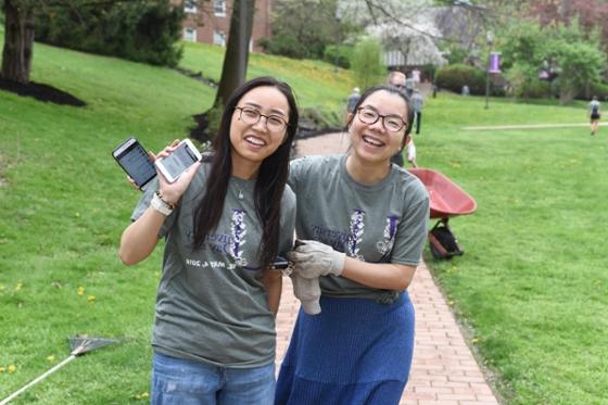 两名冰球突破app的女学生肩并肩，面带微笑